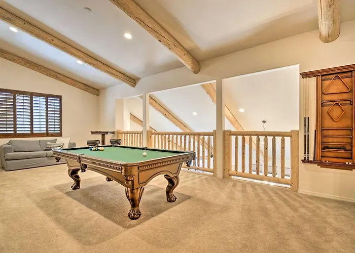 Deck & Game Room: Spacious Pinetop Cabin!