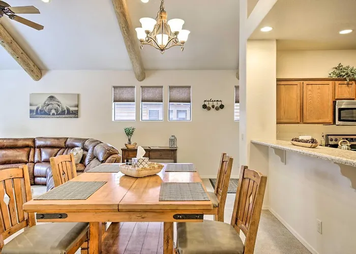 Deck & Game Room: Spacious Pinetop Cabin! Casa vacanze Indian Pine