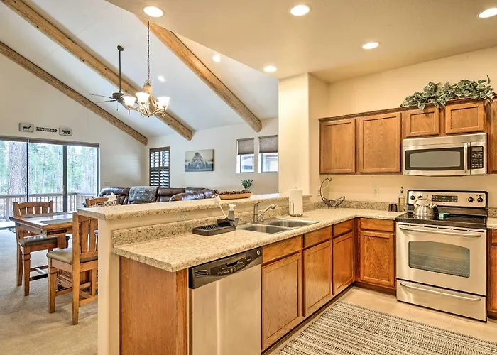 Deck & Game Room: Spacious Pinetop Cabin! *