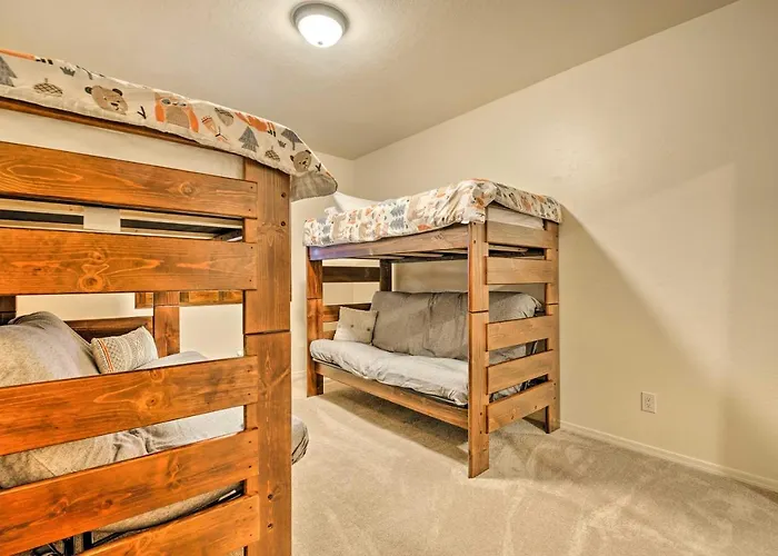 Deck & Game Room: Spacious Pinetop Cabin! *