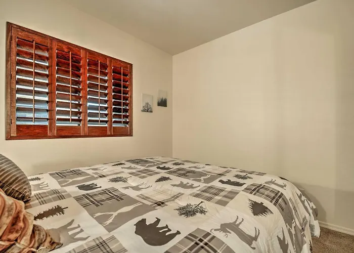 Deck & Game Room: Spacious Pinetop Cabin!